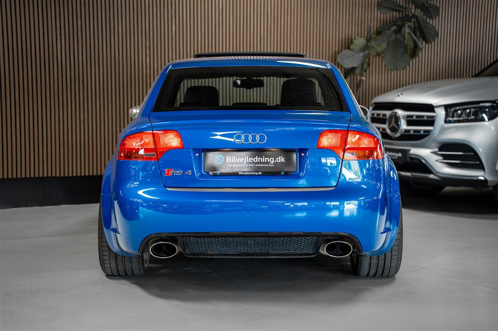 Audi RS 4 4,2 Quattro 420HK 6g – Miniature 6